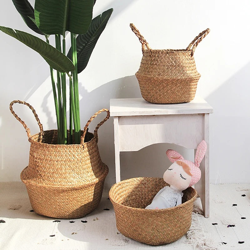 3 paniers avec petite poupée et plante
