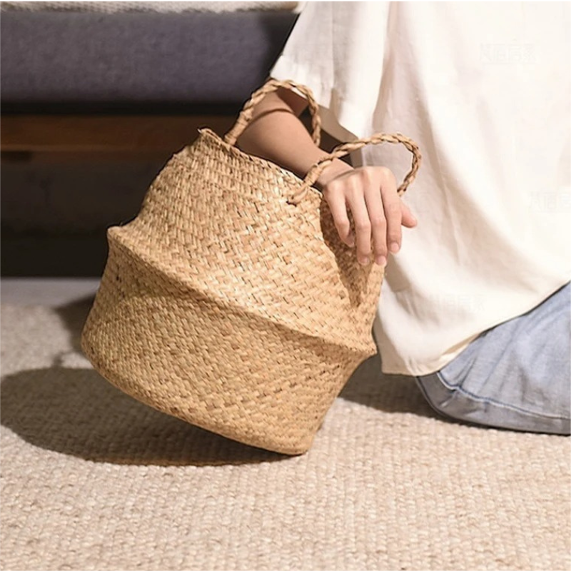 sur le bras d'une femme assise sur un tapis